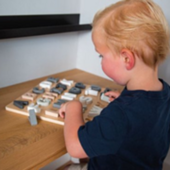 Puzzle alphabet en bois – jouet éducatif pour apprendre les lettres en s’amusant