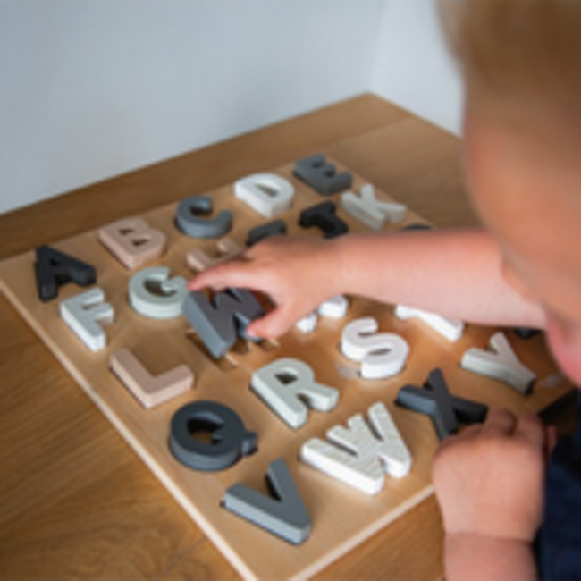 Puzzle alphabet en bois – jouet éducatif pour apprendre les lettres en s’amusant