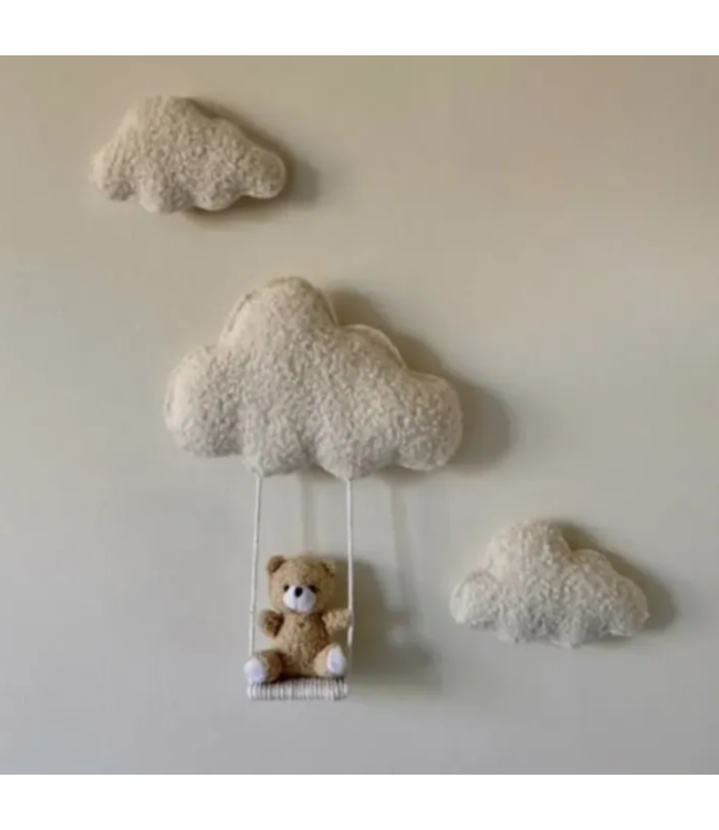 Lieve 3-delige wanddecoratieset met wolken en een beertje op een schommel – perfect voor de baby- of kinderkamer
