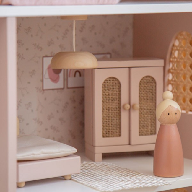 Rosa Puppenhaus aus Holz mit verspielten Details