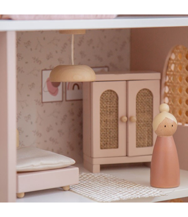 Roze houten poppenhuis met speelse details