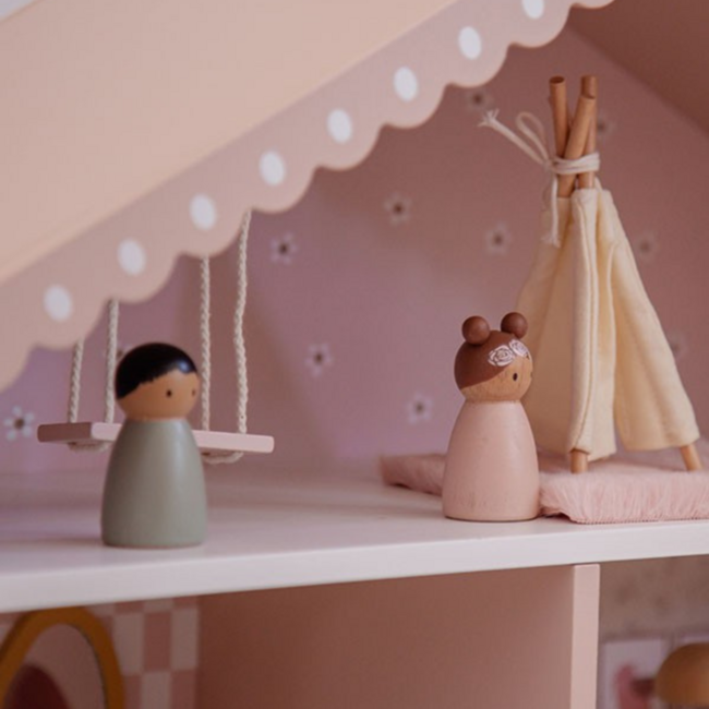 Roze houten poppenhuis met speelse details