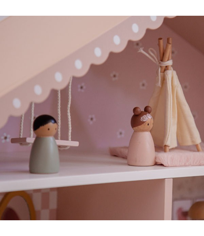 Roze houten poppenhuis met speelse details