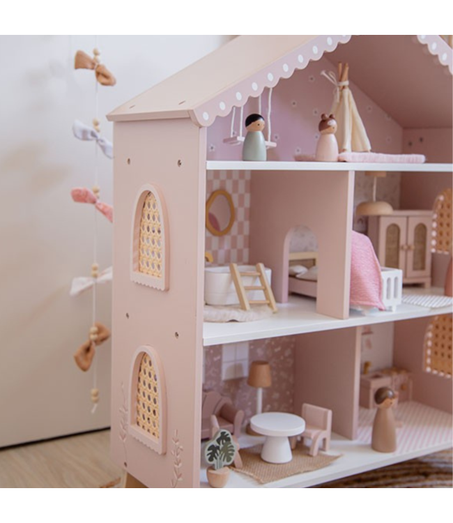 Roze houten poppenhuis met speelse details