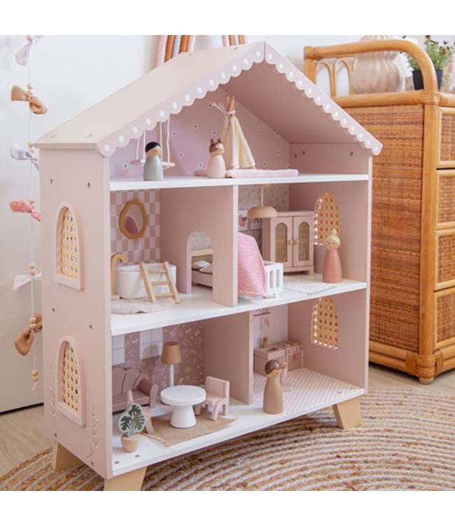 Roze houten poppenhuis met speelse details