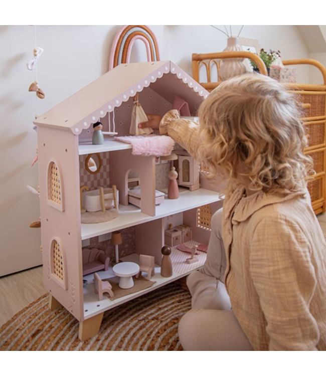 Roze houten poppenhuis met speelse details