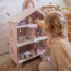 Rosa Puppenhaus aus Holz mit verspielten Details