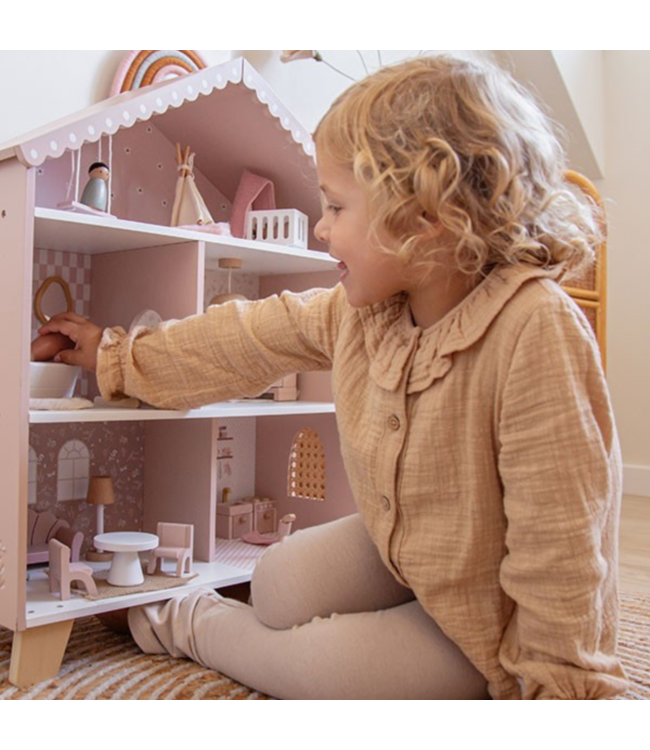 Roze houten poppenhuis met speelse details