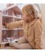 Roze houten poppenhuis met speelse details