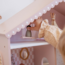 Maison de poupée rose en bois aux détails ludiques