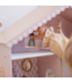 Roze houten poppenhuis met speelse details