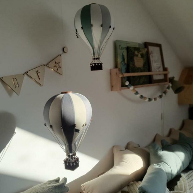 Dekorativer Heißluftballon Größe M in Beige und Grau – stilvoller Blickfang fürs Kinderzimmer