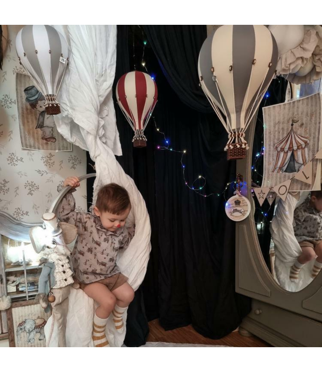 Grote decoratieve luchtballon in beige/grijs voor een dromerige kinderkamer
