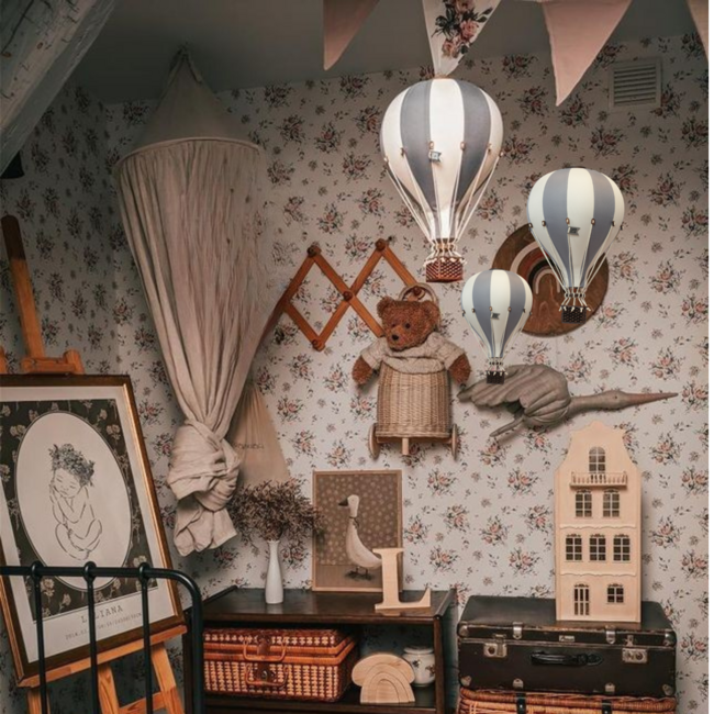 Large decorative hot air balloon in beige/grey for a dreamy kids’ room