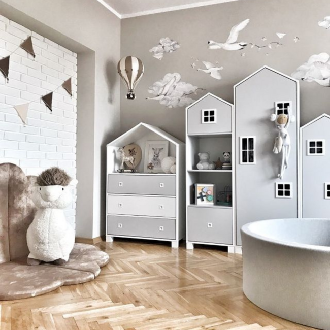 Large decorative hot air balloon in beige and gold for a dreamy kids’ room