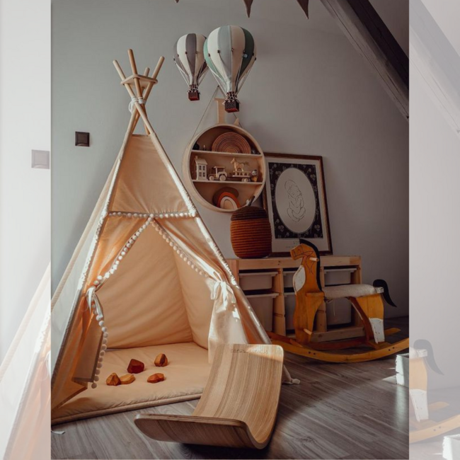 Grande montgolfière décorative beige et or pour une chambre d’enfant poétique