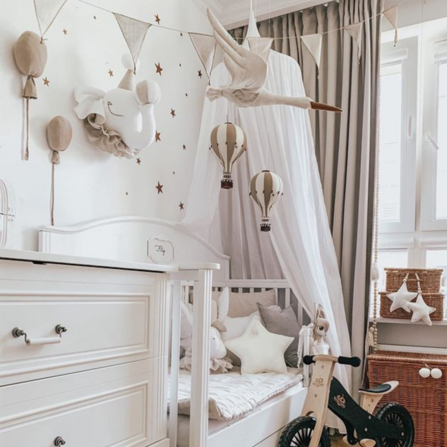 Large decorative hot air balloon in beige and gold for a dreamy kids’ room