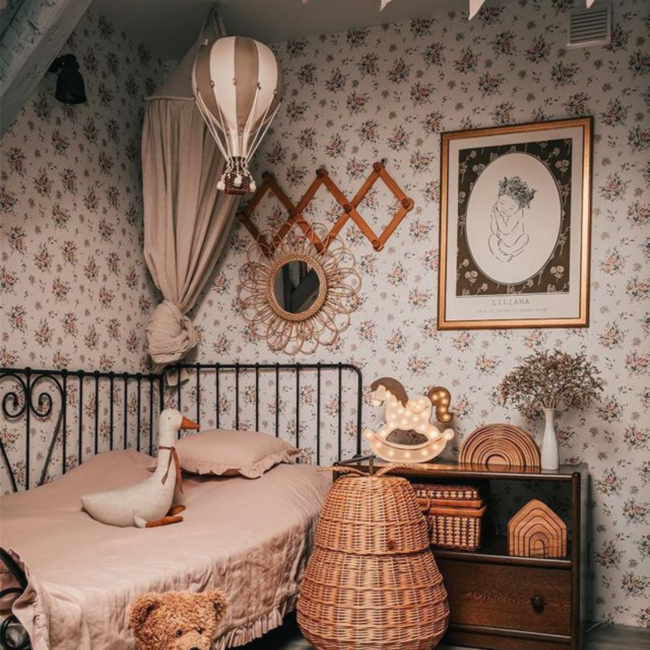 Montgolfière décorative taille S en beige et or – déco murale élégante pour la chambre d’enfant