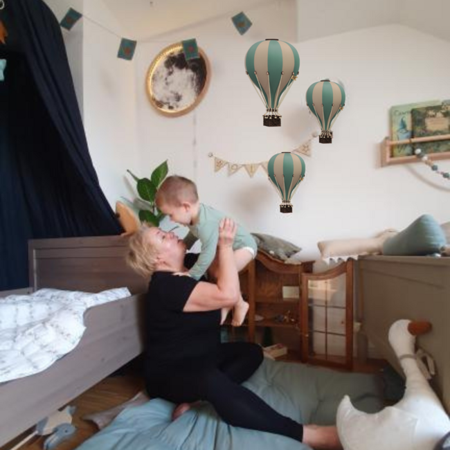 Dekorativer Heißluftballon Größe S in Mint und Beige – stilvolle Wanddekoration fürs Kinderzimmer