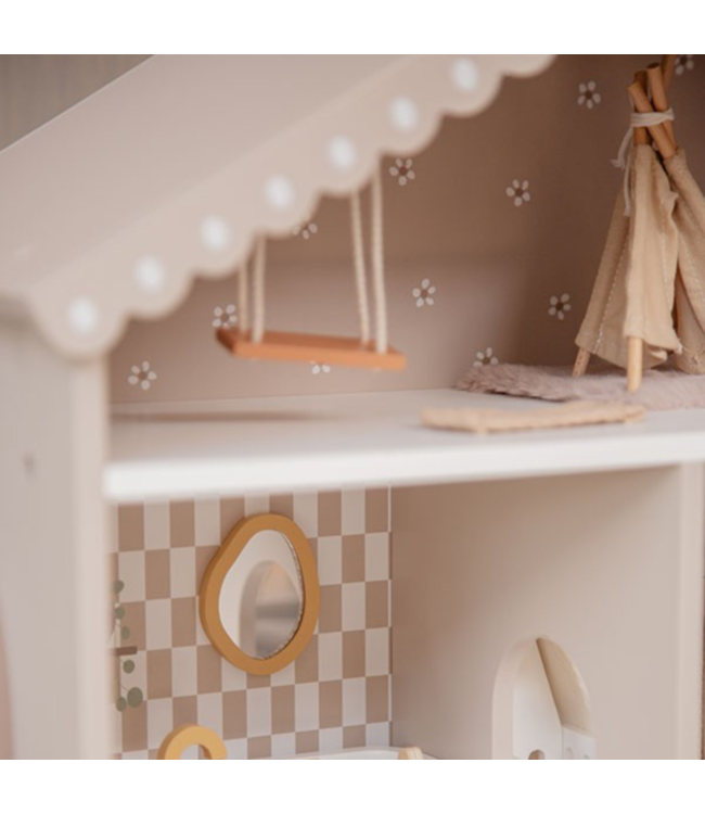 Stijlvol houten poppenhuis in warme nougatkleur – perfect voor fantasierijk spel
