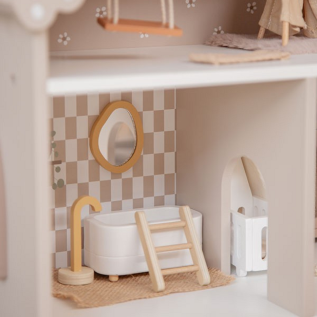 Stilvolles Puppenhaus aus Holz in warmer Nougatfarbe – perfekt für fantasievolles Spiel