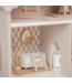 Stijlvol houten poppenhuis in warme nougatkleur – perfect voor fantasierijk spel