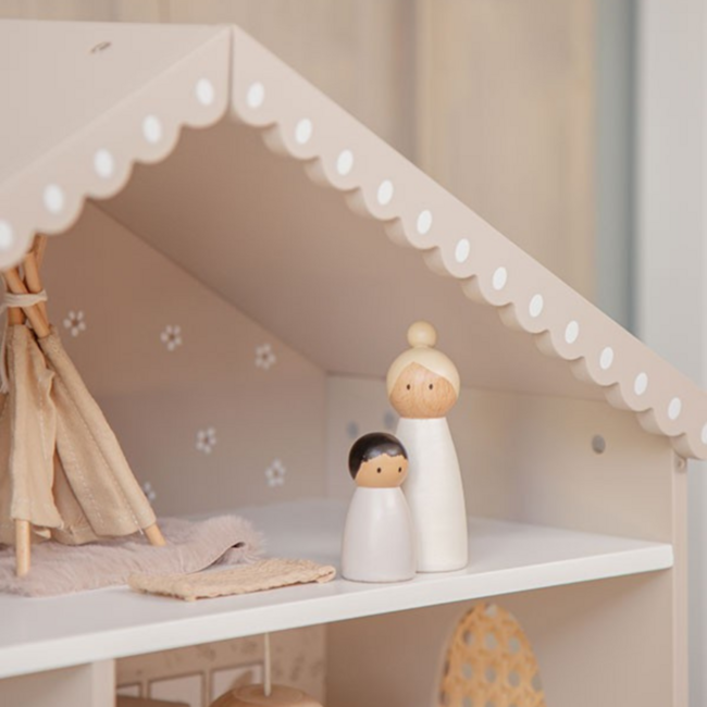Stijlvol houten poppenhuis in warme nougatkleur – perfect voor fantasierijk spel
