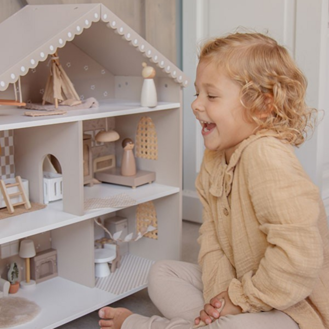 Stijlvol houten poppenhuis in warme nougatkleur – perfect voor fantasierijk spel