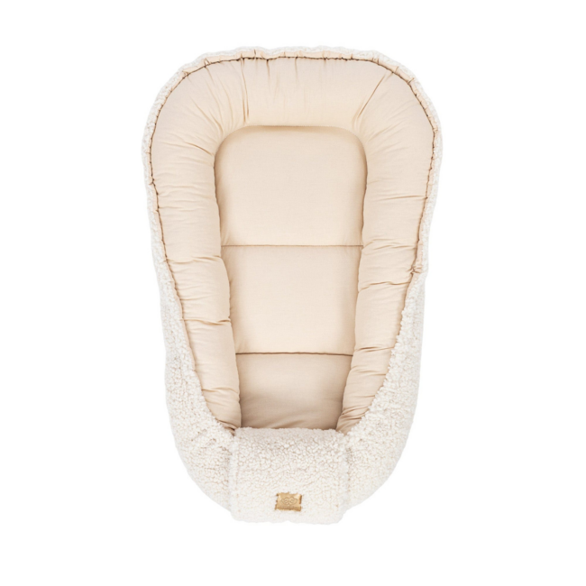 Babynestje van teddystof in beige – zacht en comfortabel voor je kleintje