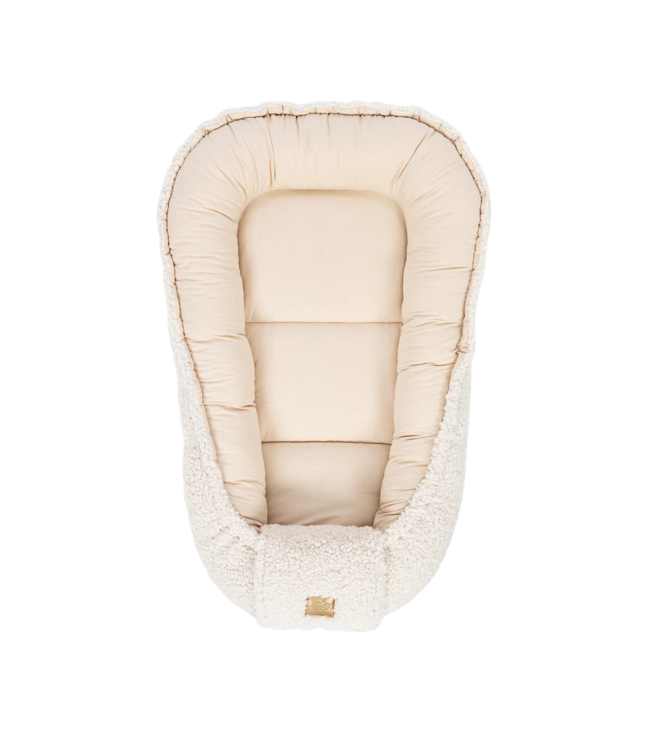 Babynestje van teddystof in beige – zacht en comfortabel voor je kleintje