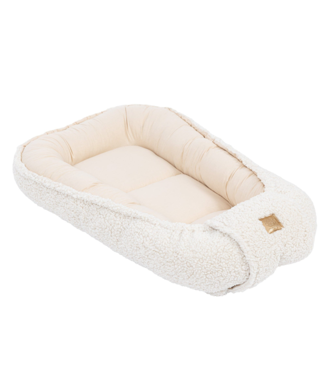 Babynestje van teddystof in beige – zacht en comfortabel voor je kleintje