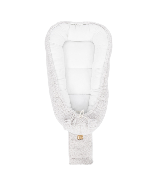 Babynestje van teddystof in crème – zacht en comfortabel voor je kleintje