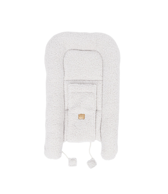 Babynestje van teddystof in crème – zacht en comfortabel voor je kleintje