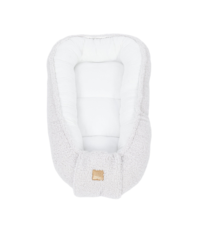 Babynestje van teddystof in crème – zacht en comfortabel voor je kleintje