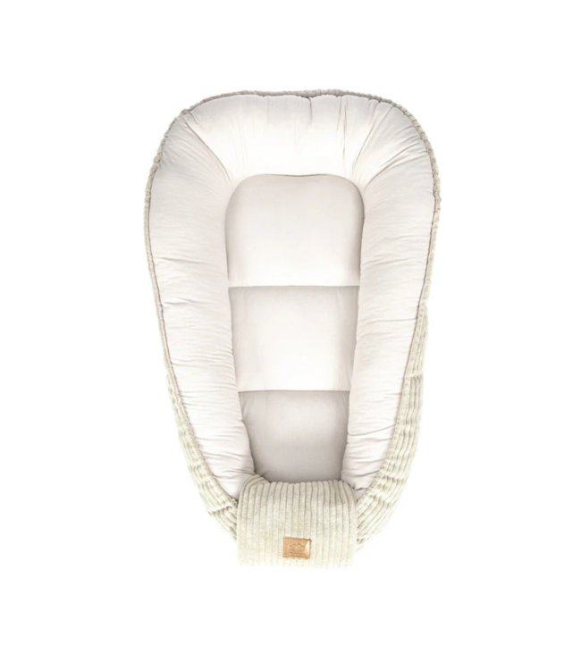 Babynestje van corduroy stof in ecru – zacht en comfortabel voor je kleintje