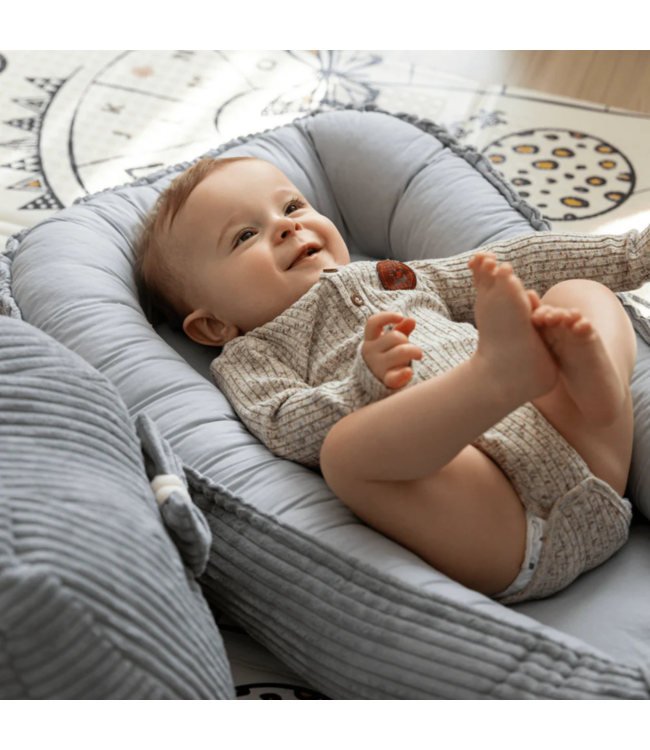 Babynestje van corduroy stof in grijs – zacht en comfortabel voor je kleintje