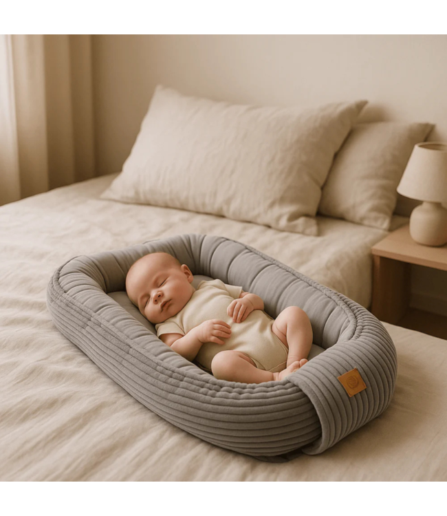 Babynestje van corduroy stof in grijs – zacht en comfortabel voor je kleintje