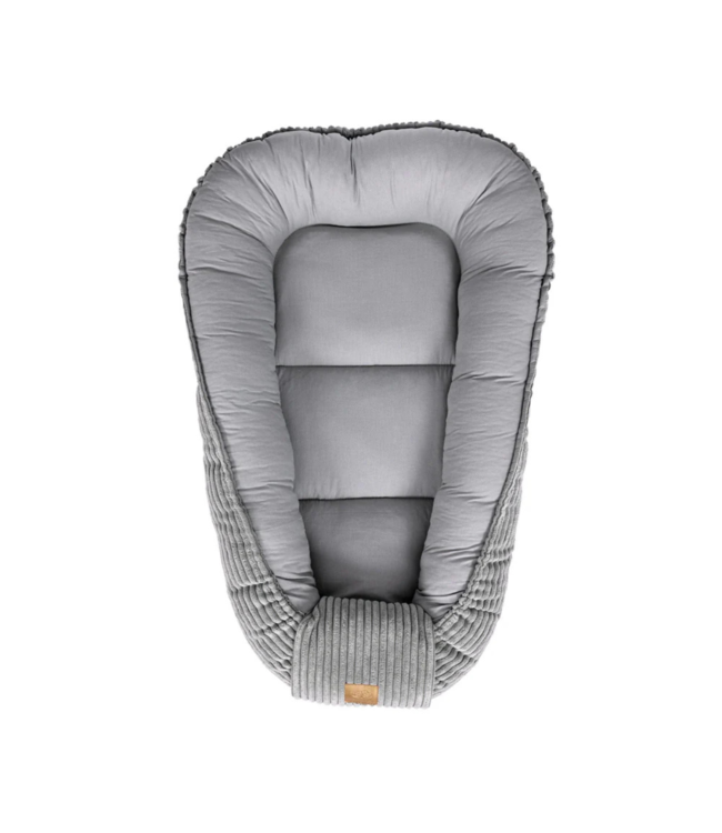 Babynestje van corduroy stof in grijs – zacht en comfortabel voor je kleintje