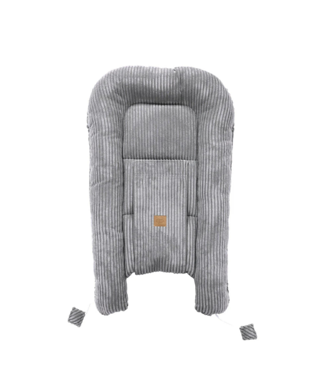 Babynestje van corduroy stof in grijs – zacht en comfortabel voor je kleintje