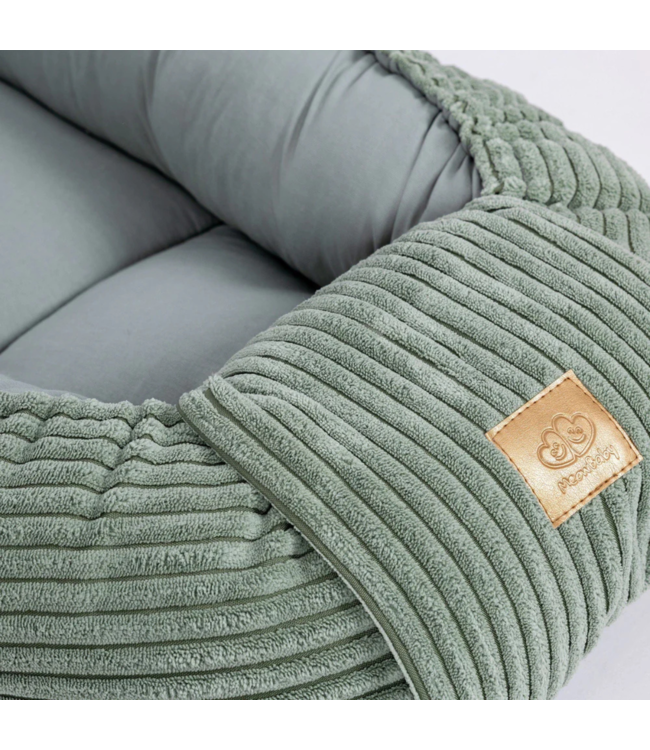 Babynestje van corduroy stof in groen– zacht en comfortabel voor je kleintje