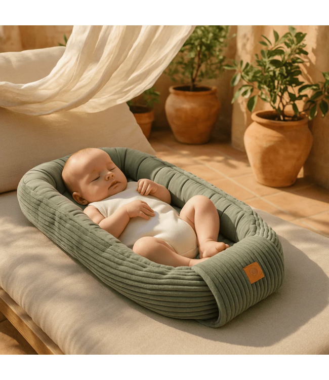 Babynestje van corduroy stof in groen– zacht en comfortabel voor je kleintje