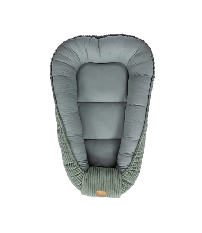 Babynestje van corduroy stof in groen– zacht en comfortabel voor je kleintje