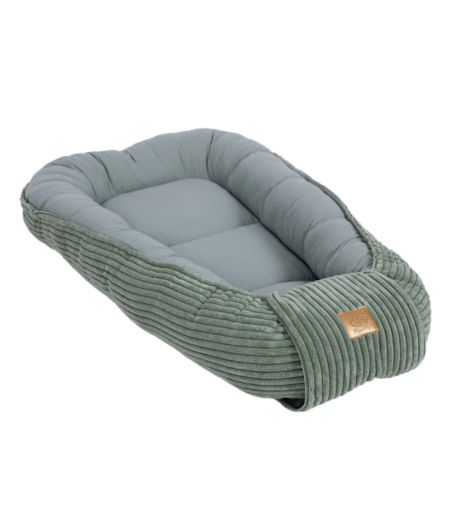 Babynestje van corduroy stof in groen– zacht en comfortabel voor je kleintje