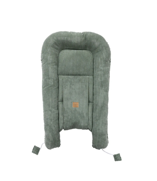 Babynestje van corduroy stof in groen– zacht en comfortabel voor je kleintje