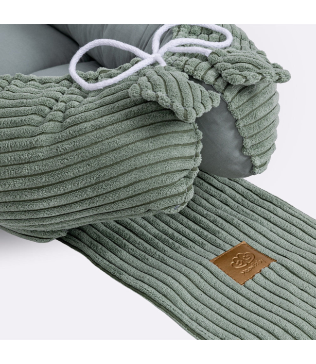 Babynestje van corduroy stof in groen– zacht en comfortabel voor je kleintje