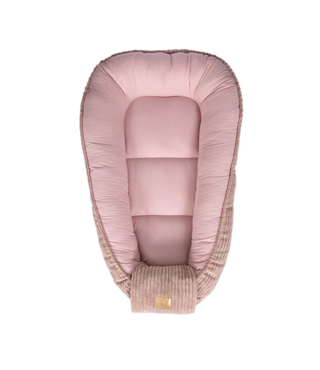 Babynestje van corduroy stof in roze – zacht en comfortabel voor je kleintje