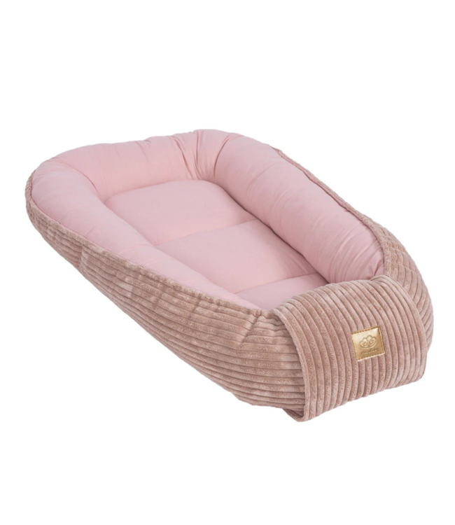 Babynestje van corduroy stof in roze – zacht en comfortabel voor je kleintje