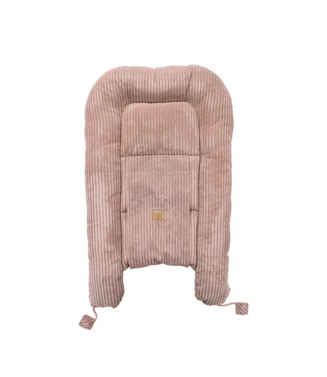 Babynestje van corduroy stof in roze – zacht en comfortabel voor je kleintje