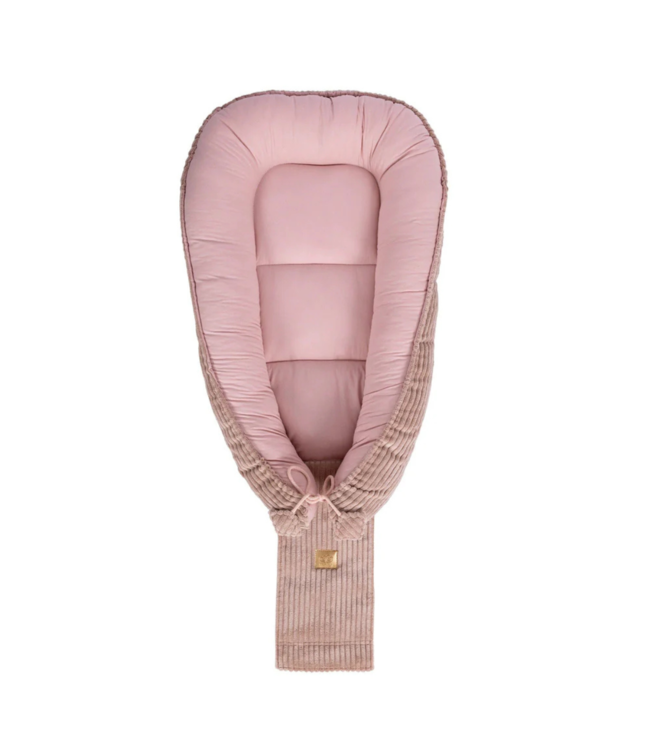 Babynestje van corduroy stof in roze – zacht en comfortabel voor je kleintje