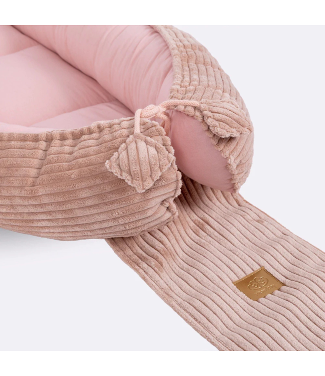 Babynestje van corduroy stof in roze – zacht en comfortabel voor je kleintje